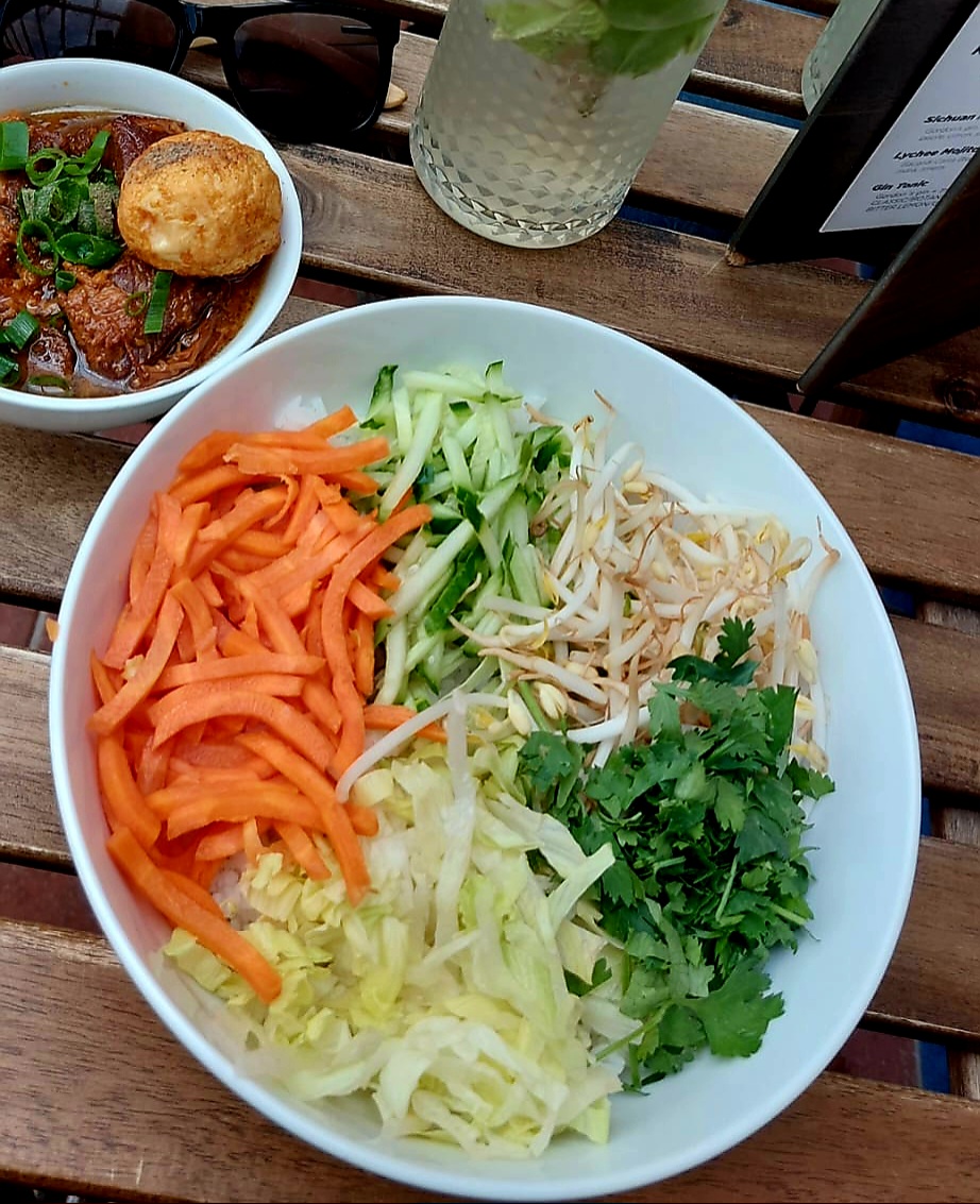 Barevnou misku plnou čerstvých vietnamských ingrediencí