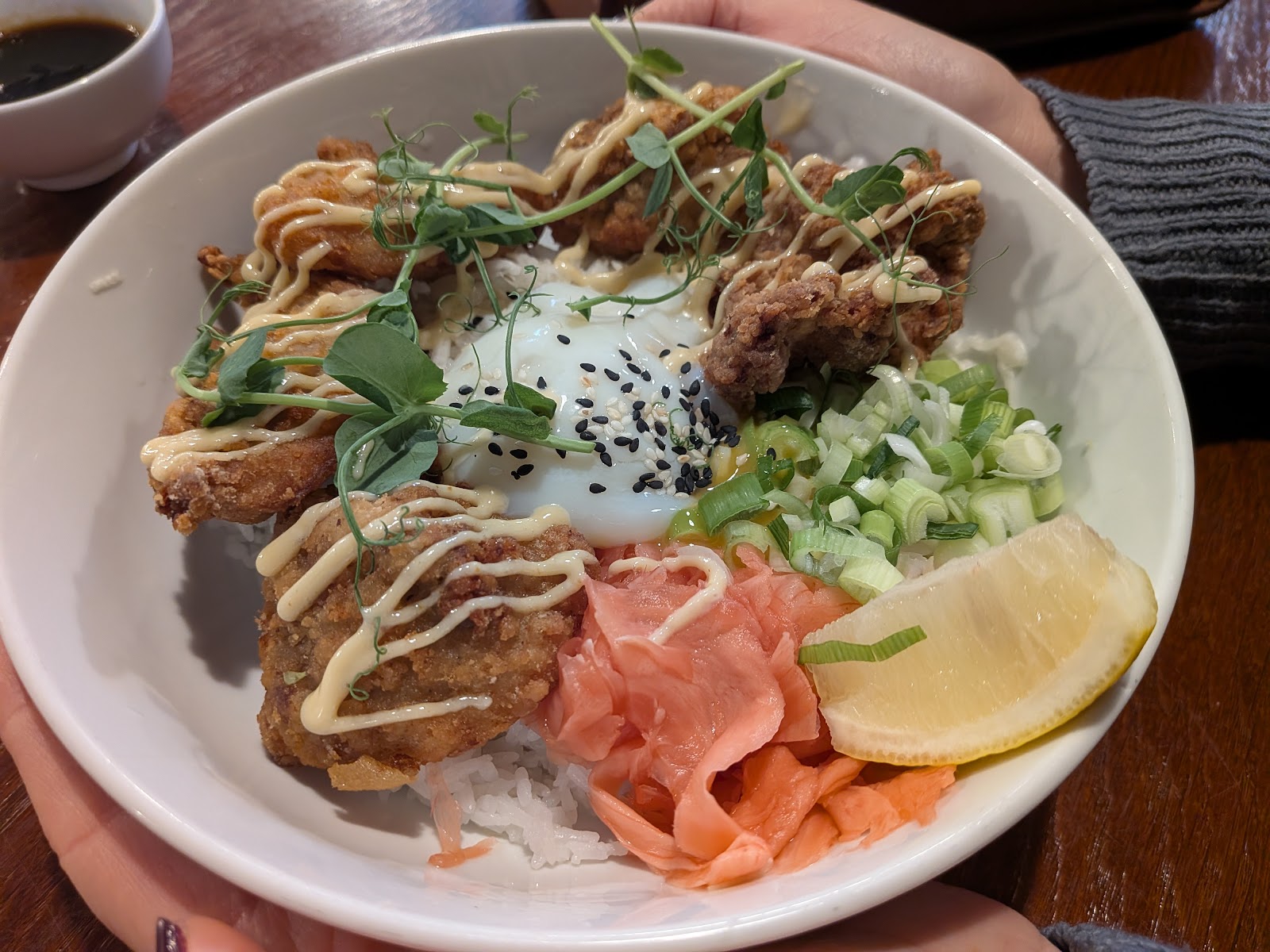Miska karaage kuřete s vejcem, zázvorem a citronem.